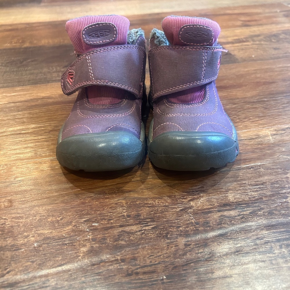 Girls keens insulated waterproof boots size 10